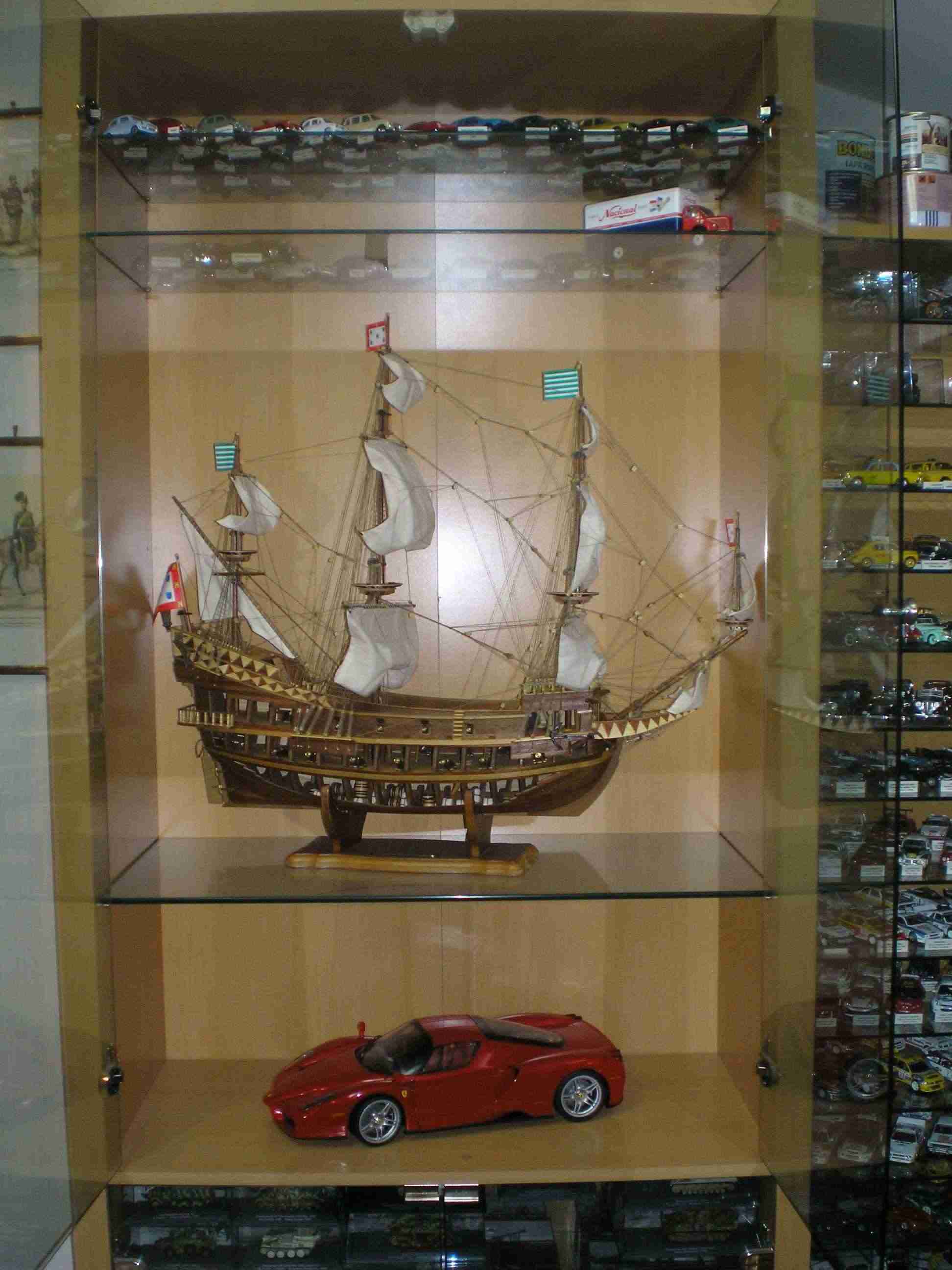 Navio em madeira 1/60 e Enzo Ferrari a 1/10