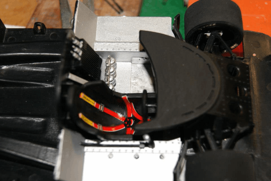 decalque de um cinto, interior cor de aluminio e alguns toque no tablier