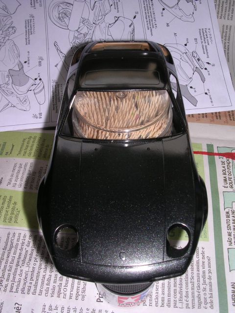 Pintado e envernizado. Metallic black + TS-13 Clear