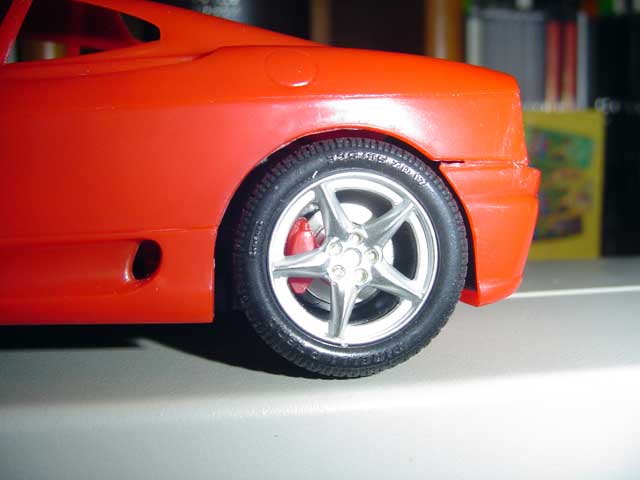 Traseira. Estou a pensar deixar as pinças vermelhas (claro k vão ser pintadas como manda a lei), leva com os micro decalques a dizer ferrari e tá novo. A carroçaria ainda estou a tratar dela para levar a primeira demão.