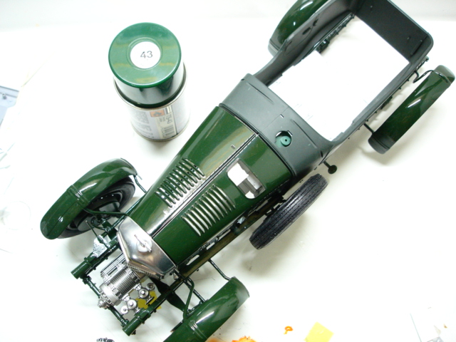 tentei mostrar a diferença entre o british green(modelo)e o racing green(lata),mas o flash da maquina não deixou