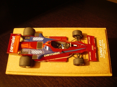 O carro acabado e na base.