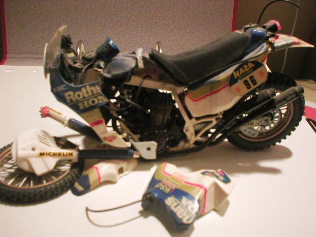 E este era o melhor que eu tinha, a Honda <br />'Rally Dakar'<br />Precisa de um restauro valente.