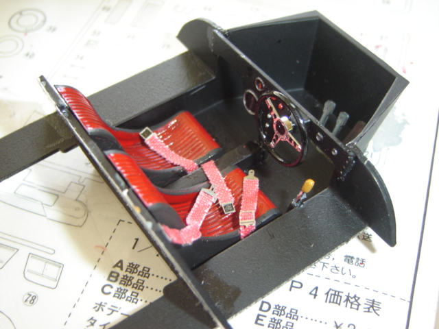 Enquanto o bloco fixava ao chassis, tratei de melhorar um pouco o cockpit e fiz uns cintos de segurança à anos 60, pelo menos as fotos de referência que consegui tinham um aspecto semelhante...