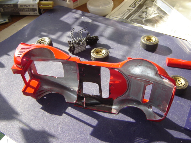 Depois de uma longa espera, o interior da carroçaria em aluminio com Vallejo Model-Air.