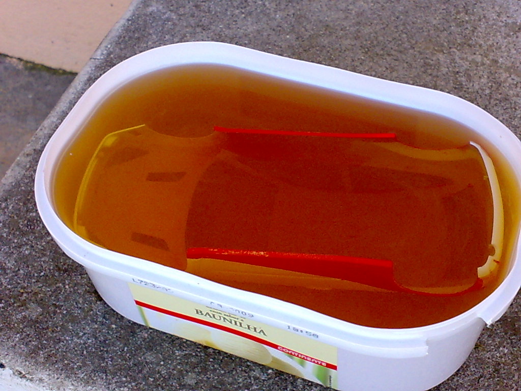 Decidi seguir o conselho do Akua e não alterar a pintura da versão 2002. No entanto a versão 1999 não ficou boa pois a fita deixou marcas de cola e a tinta infiltrou-se nos painéis. Resultado: banho de óleo (também pela primeira vez.