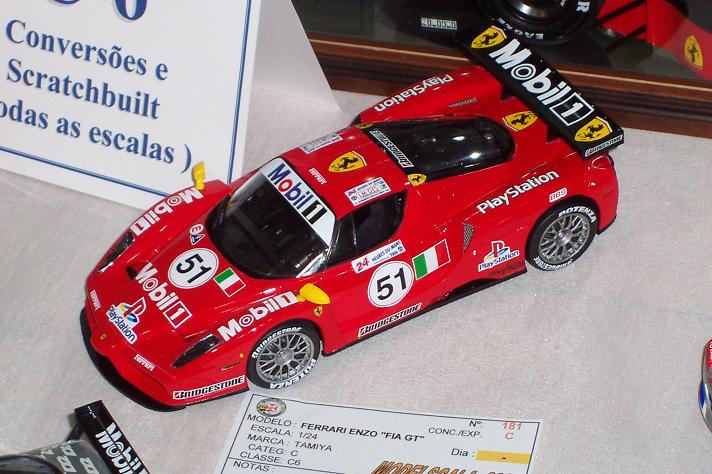 Excelente Enzo em versão FIA GT