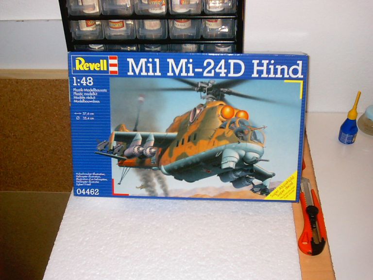 bem, fui ao paraiso dos modelistas aqui na zona e tive de trazer este kit comigo, embora ainda nao tenha acabado o mesmo modelo à 1/72