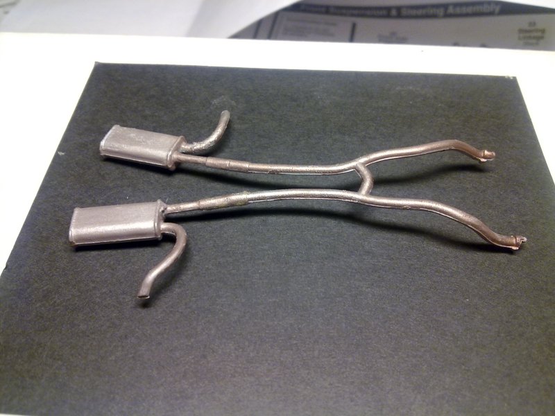 Escapes transformados, juntando o tubo do colector do modelo de 1967 às panelas do Shelby de 1968 com as ponteiras refeitas em arco