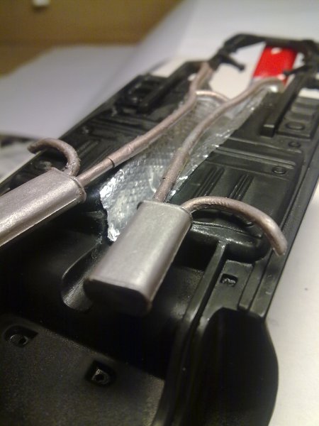 Túnel da transmissão forrado a prata de champagne; test-fit do escape