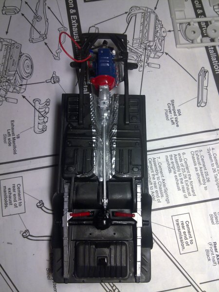 Chassis com motor, transmissão e suspensão traseira