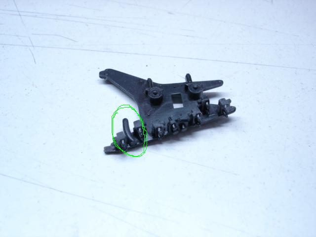 isto devia ser um tubo mas está pela metade,faltou o plastico aos senhores da tamiya