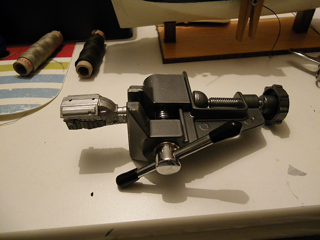 Forma de fixar o motor para colar as próximas peças....