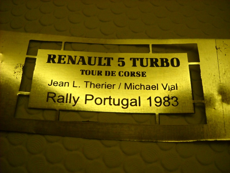 placa identificativa em latão