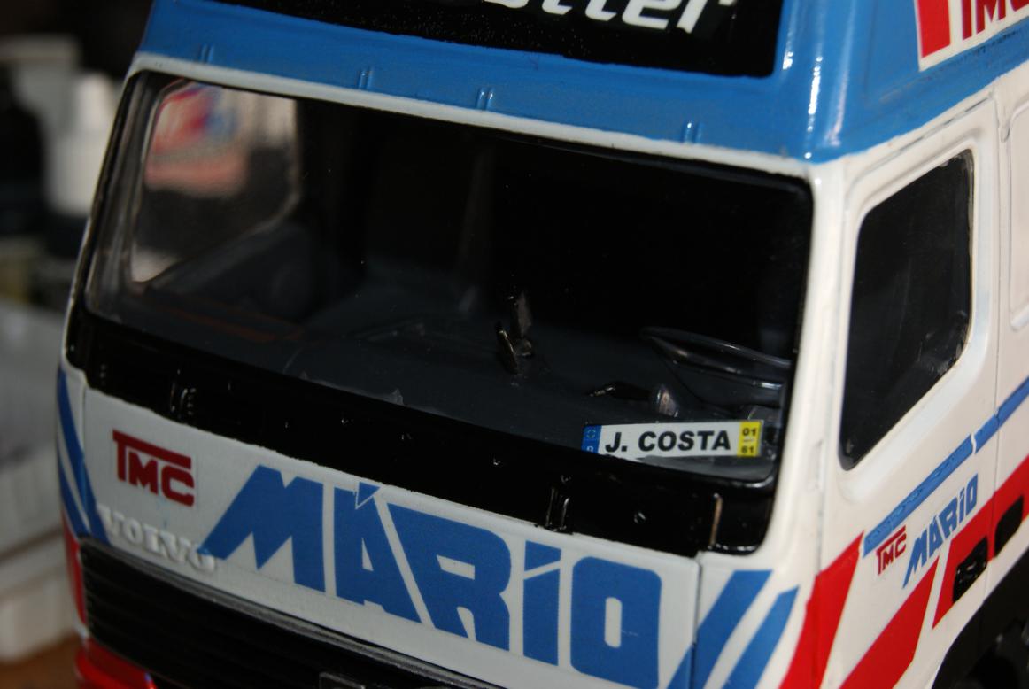 Como todo camionista que se preze, placa com nome ( Jorge Costa ) Telm e GPS no tablier