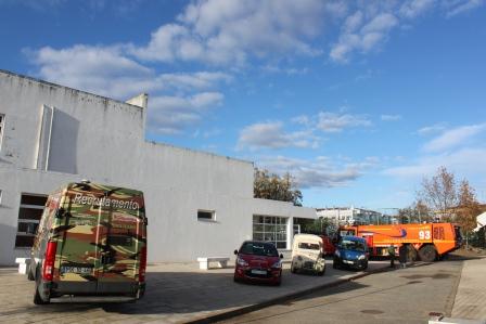 Aspecto exterior com o DS3 e o 2CV dos Faruk de Beja