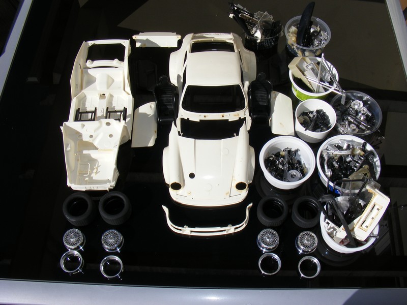 Aqui o carro parece saído de uma Automobilia! Separei tudo por etapas, para ser mais fácil na montagem. O chassis já está preparado para a pintura.
