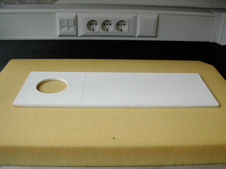Placa de PVC com os sulcos no betão já cortados.