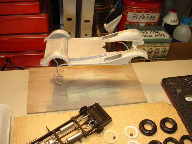 a porta já tem os aros dos vidros, preenchi o espaço entre a chapa e o interior da mesma e já estamos na fase  do tamiya putty....