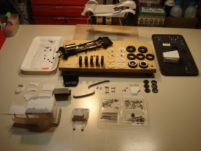 os pneus do kit são de plastico...tenho outros de 1 lindberg-mercedes ssk 540,em borracha...
