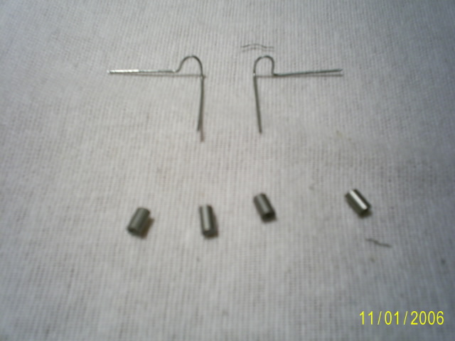 Depois de furado, corte 4 pedaços de + ou - 5 mm