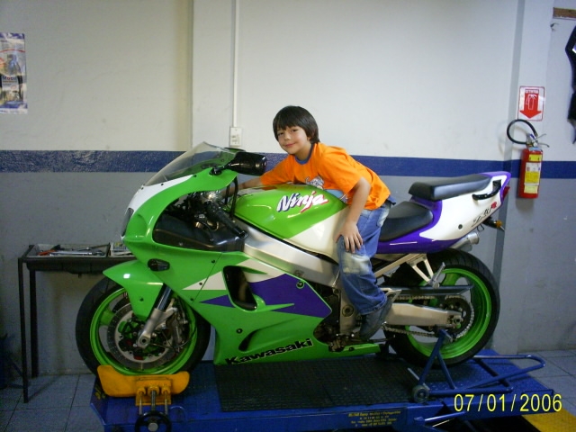 E ainda tenho que aturar o grude do meu filho de 6 anos, louco por moto.