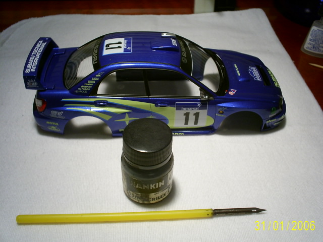 Pintar os frisos do carro