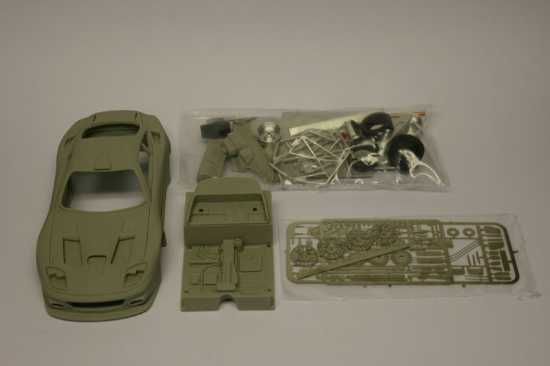 APRESENTAÇÃO DO KIT<br /><br />Carroçaria, chassis e demais peças que compoêm o kit. As peças são em resina, fotogravuras e metal.